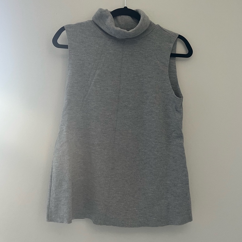 Cozy gray sleeveless turtle neck top